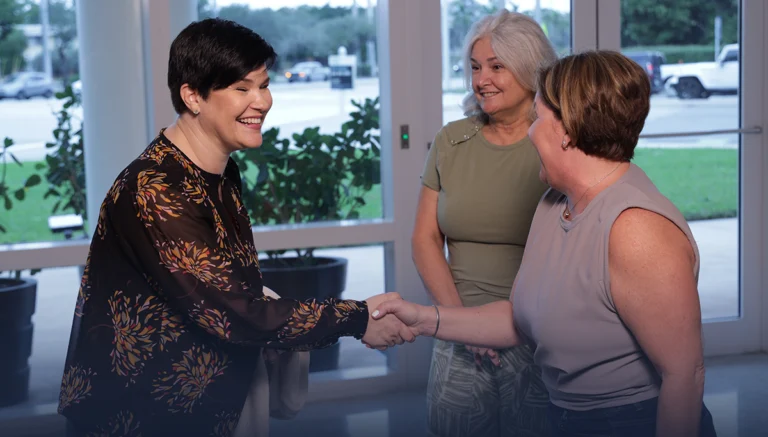 Lisa Meade Romero discussing quiet cracking and leadership strategies with team